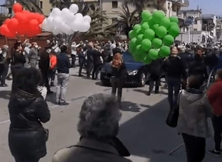 Saviano, folla ai funerali: multe per due sindaci e un consigliere regionale