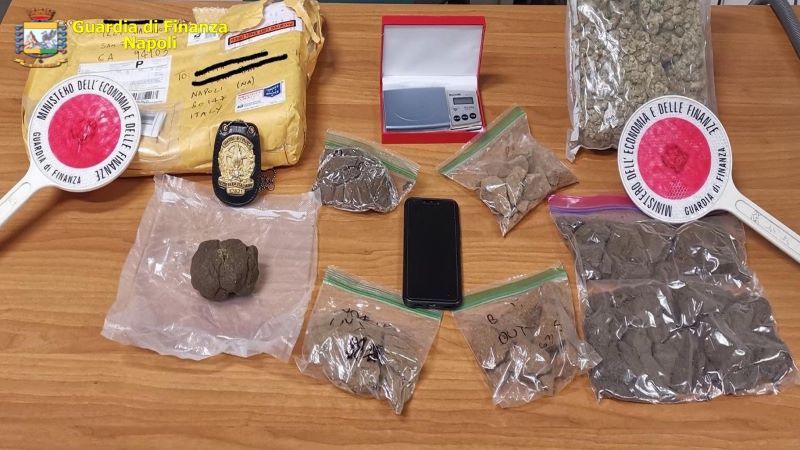 Spaccio di droga tramite corrieri postali: sequestrati 2 kg di hashish e marijuana