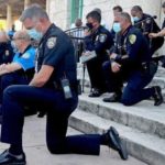 Razzismo, il video dell’arresto di George Floyd con tre poliziotti seduti sulla schiena