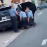Razzismo, il video dell’arresto di George Floyd con tre poliziotti seduti sulla schiena