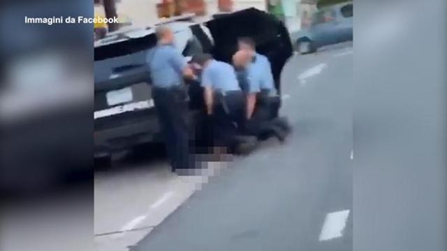 Razzismo, il video dell'arresto di George Floyd con tre poliziotti seduti sulla schiena