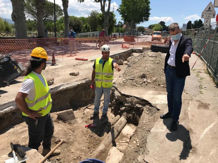 Paestum, riemergono i resti di 'Porta Aurea' durante uno scavo per lavori pubblici