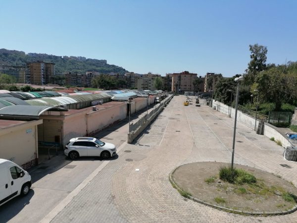Lockdown in Campania, chiusura dei mercatini rionali e supermercati aperti con code