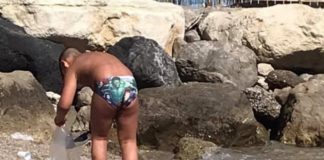 Castellammare di Stabia, bimbo pulisce la spiaggia con paletta e bustine