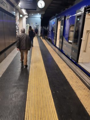 Fase 2 a Napoli, la situazione sui mezzi pubblici tra distanze minime e mascherine (Fotogallery)