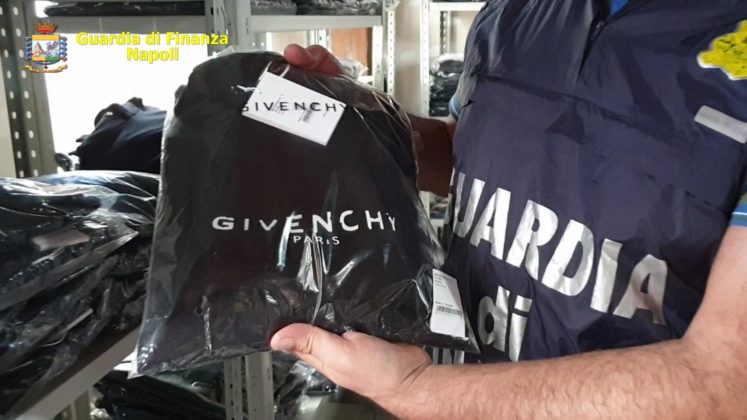 Traffico di abbigliamento contraffatto, smantellata organizzazione a Napoli