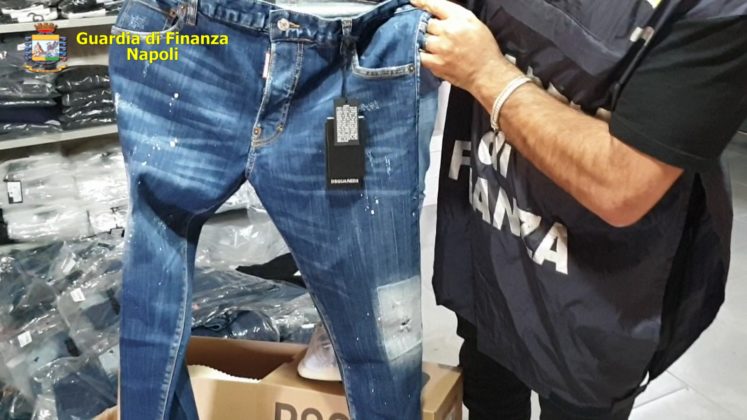 Traffico di abbigliamento contraffatto, smantellata organizzazione a Napoli