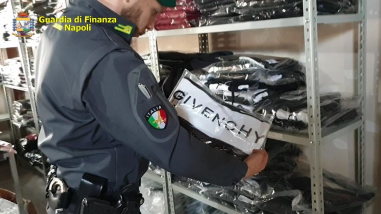 Traffico di abbigliamento contraffatto, smantellata organizzazione a Napoli