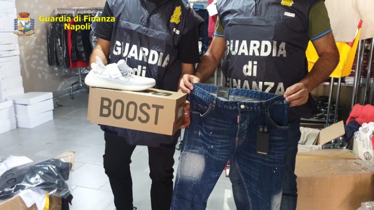 Traffico di abbigliamento contraffatto, smantellata organizzazione a Napoli