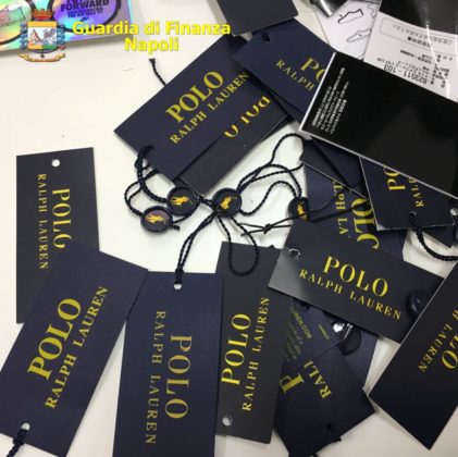 Traffico di abbigliamento contraffatto, smantellata organizzazione a Napoli