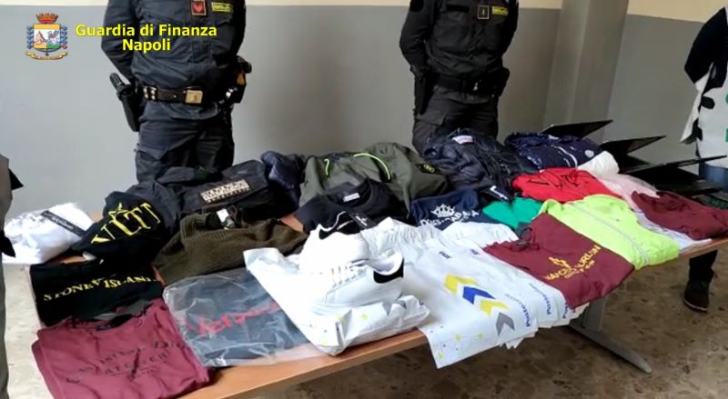 Napoli: sequestrati oltre 2000 capi d’abbigliamento contraffatti con marchi griffati