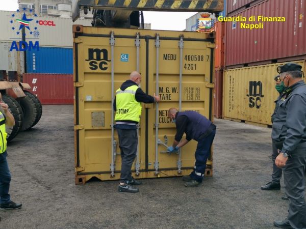 Porto di Napoli: sequestrate ben 8 tonnellate di rifiuti speciali (VIDEO)