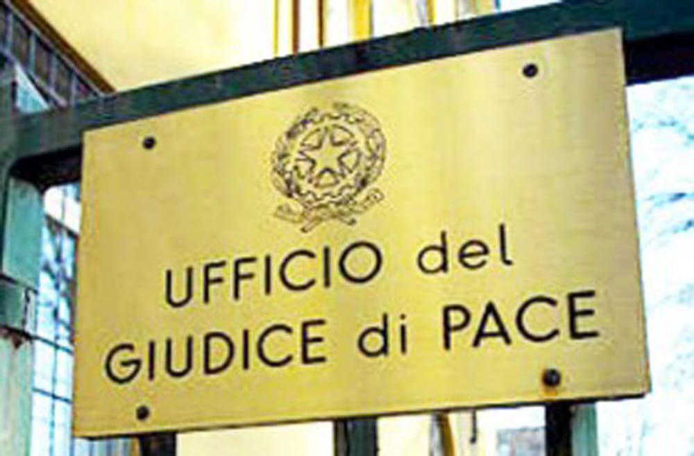 Incendio negli uffici del Giudice di Pace di Napoli