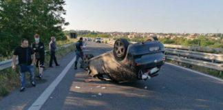 Bimbo di 4 anni annega a Varcaturo, incidente stradale per il padre