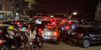 Napoli, sparatoria a Mergellina per una ragazza: tre feriti