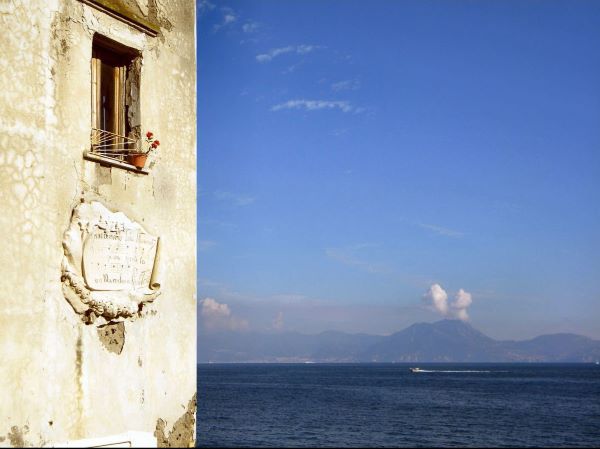 Fase 2 a Napoli: è allarme assembramenti sulle spiagge di Marechiaro