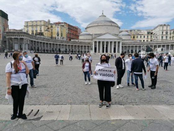 Napoli: la protesta dei lavoratori del turismo in piazza del Plebiscito (GALLERY)