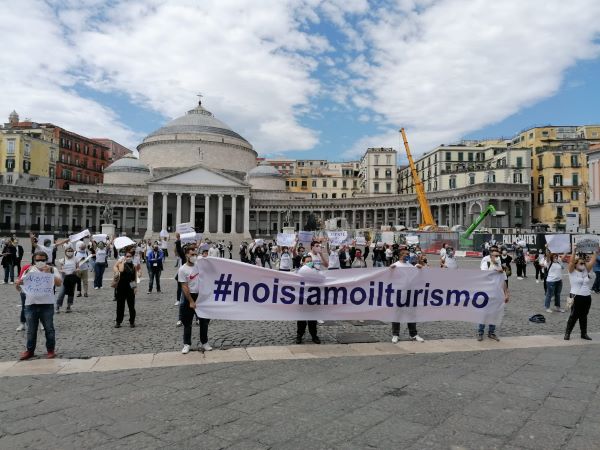 Napoli: la protesta dei lavoratori del turismo in piazza del Plebiscito (GALLERY)