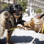 Successo per l’artista Slobodanka Ciric e la sua performance tra lupi di Liu Ruowang