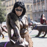 Successo per l’artista Slobodanka Ciric e la sua performance tra lupi di Liu Ruowang