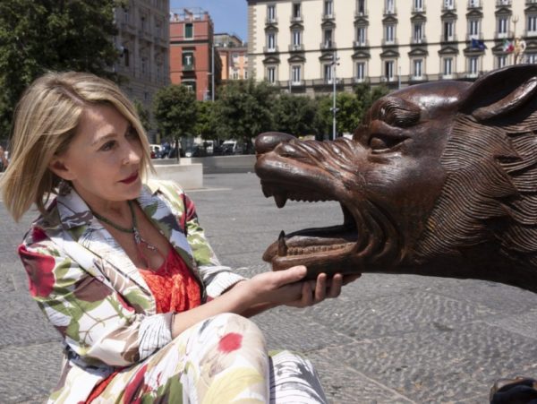 Licantropa, performance di Slobodanka Ciric tra i lupi di Liu Ruowang in piazza Municipio