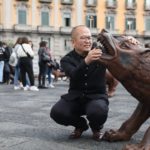 Licantropa, performance di Slobodanka Ciric tra i lupi di Liu Ruowang in piazza Municipio