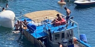 Marechiaro, barca affondata e abbandonata da giorni in acqua