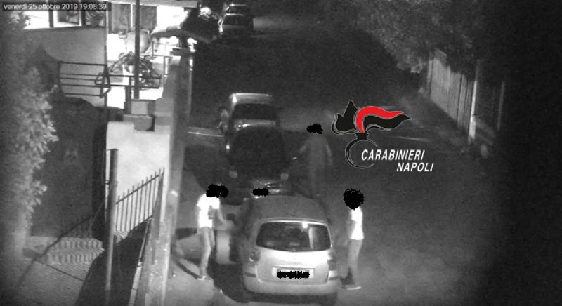 Caivano, arrestati 5 pusher che gestivano piazza di spaccio in una villa: I NOMI