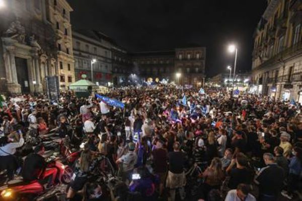 Il Calcio Napoli vince la sesta Coppa Italia: città in festa (VIDEO)