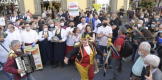 A Napoli torna 'o Pazzariello e riapre i ristoranti per la fase 3