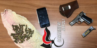 Scampia, nascondeva una pistola pronta a sparare: arrestato 41enne