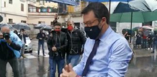 Salvini a Napoli contestato mentre depone una fiori per agente Apicella