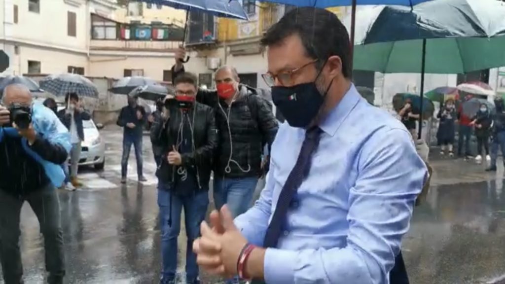 Salvini a Napoli contestato mentre depone una fiori per agente Apicella