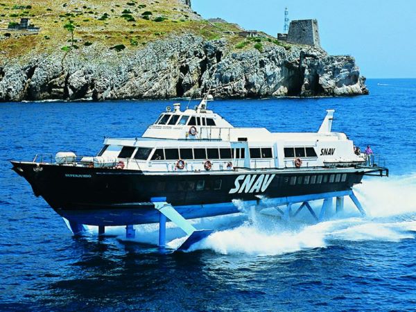 Snav per Ischia: regolare il servizio per l'isola, arrivi e partenze da Ischia Porto