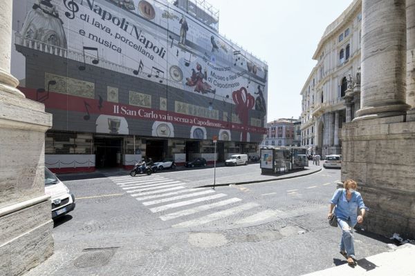 Teatro San Carlo: portici bonificati ma ora si chiede sorveglianza