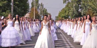 Roma, flashmob di protesta delle Spose a Fontana di Trevi e Piazza di Spagna