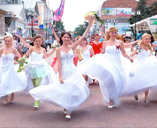 Roma, flashmob di protesta delle Spose a Fontana di Trevi e Piazza di Spagna
