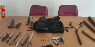 Piazza Garibaldi: 18enne fermato con gilet tattico, spade e machete