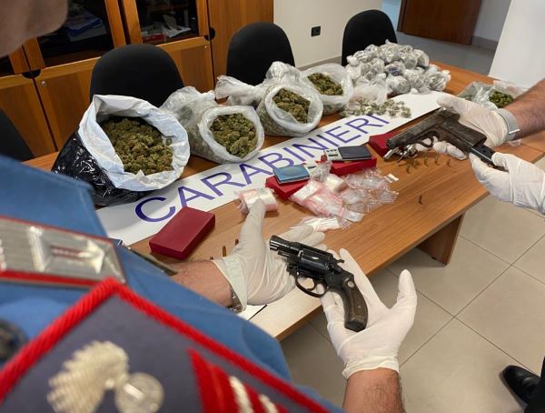 Rione Traiano: trovati in un container cinque chili di marijuana e due pistole