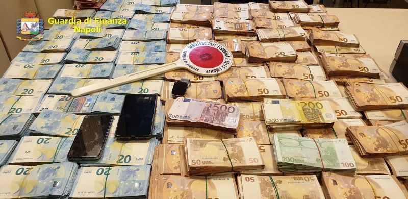 GdF Napoli: sequestrati 17 kg di cocaina, 20 kg di tabacchi e 400mila euro in contanti