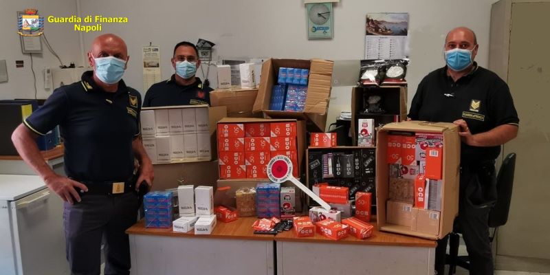 Napoli: GdF sequestra un milione di accessori abusivi per sigarette