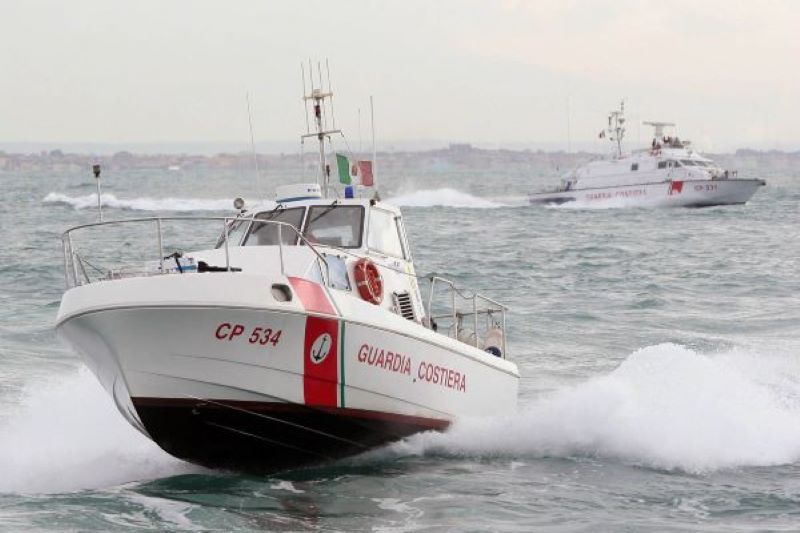 Bacoli, si ribalta barca con tre persone a bordo: salvati dalla Guardia Costiera