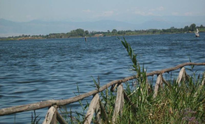 Tragedia a Lago Patria, si ribalta il pedalò: muore una 13enne