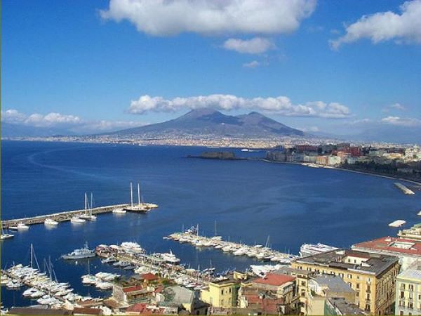 Meteo Napoli, giornata di nuvole: da domani sole e caldo