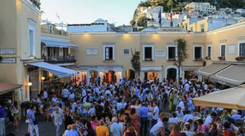 Capri, dai Faraglioni alla Piazzetta: ecco le attrattive più belle dell’isola azzurra