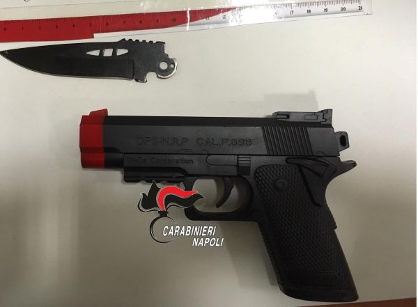 Controlli dei Carabinieri a Napoli: fidanzatini fermati a Mergellina con pistole giocattolo