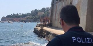 Posillipo, uomo nudo in spiaggia: arrestato dalla Polizia