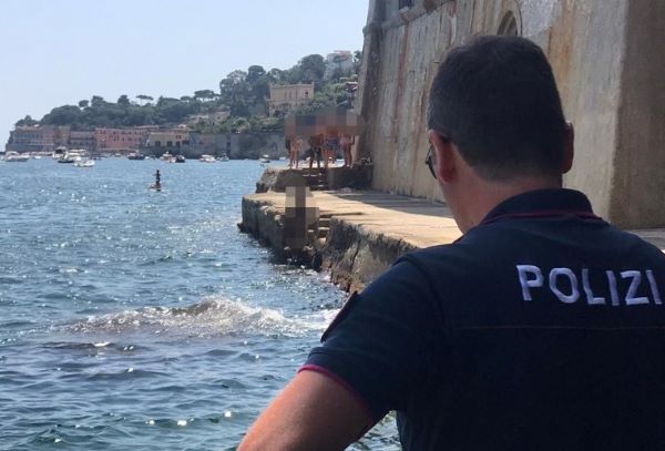 Posillipo, uomo nudo in spiaggia: arrestato dalla Polizia