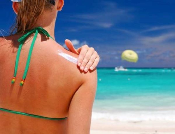 Crema solare: ecco come proteggere la pelle dai raggi del sole