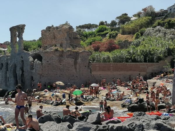 Napoli, Marechiaro: accoltellato uomo di 42 anni per un diverbio su un lettino